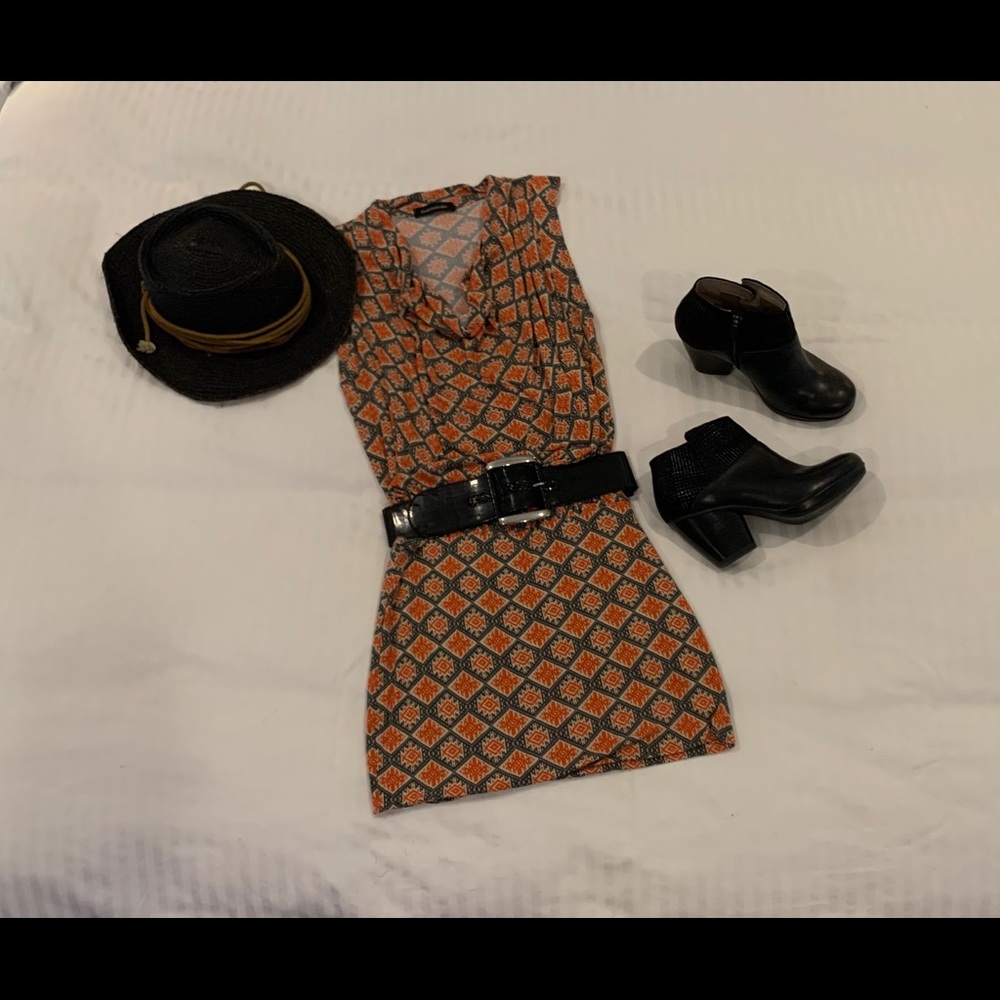 Hour Glass Lilly short sleeve dress